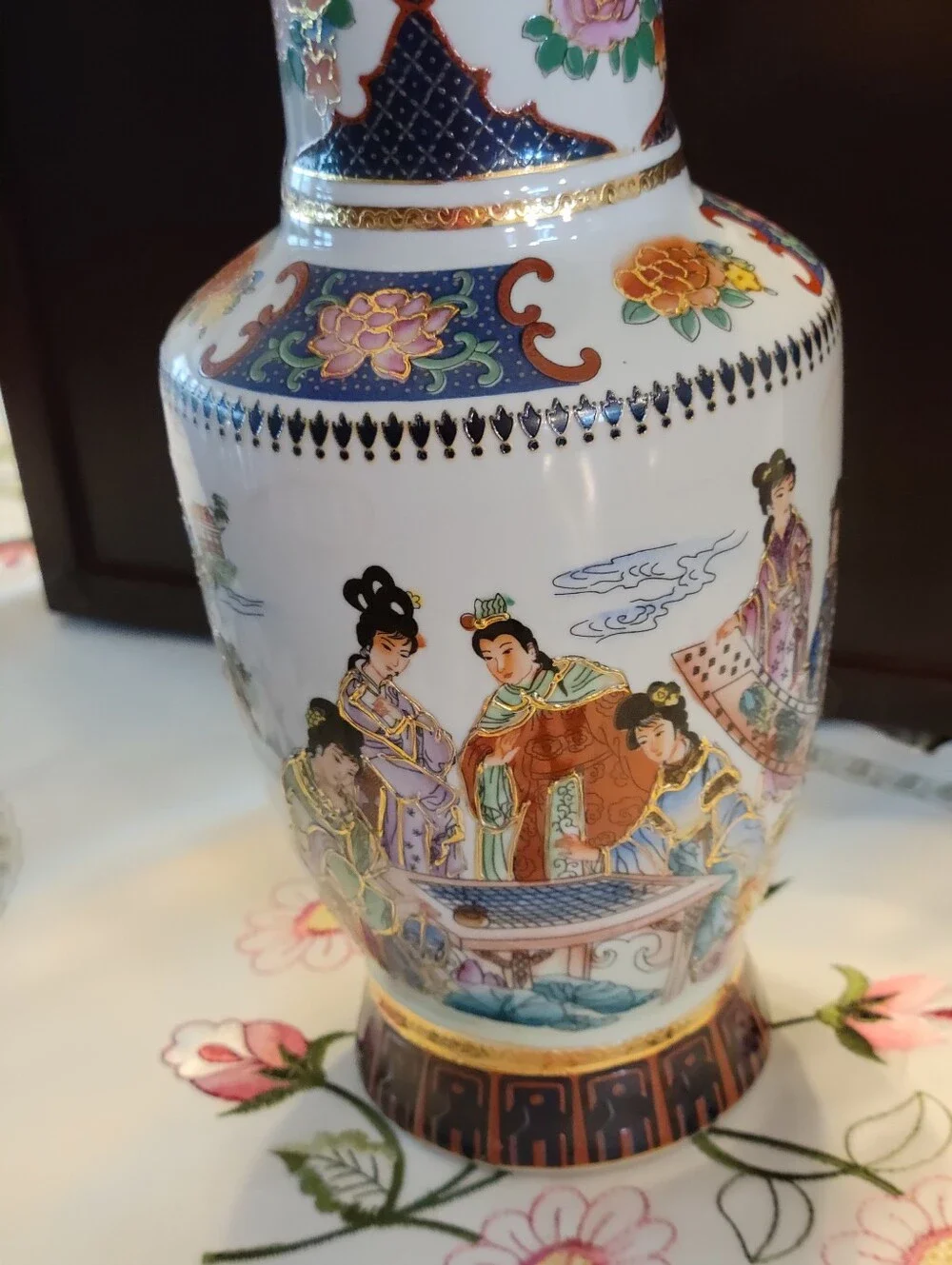 Vintage Chinese Satsuma Gilded Moriage Geisha Mantel Vase 10.1/2
